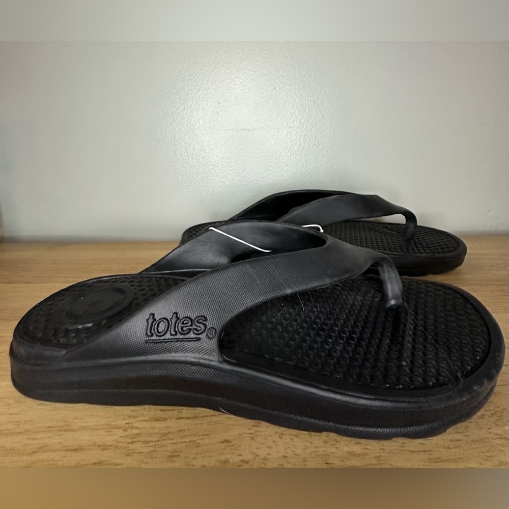 NWT Totes black flip flop sandals lightweight waterproof men’s 9
